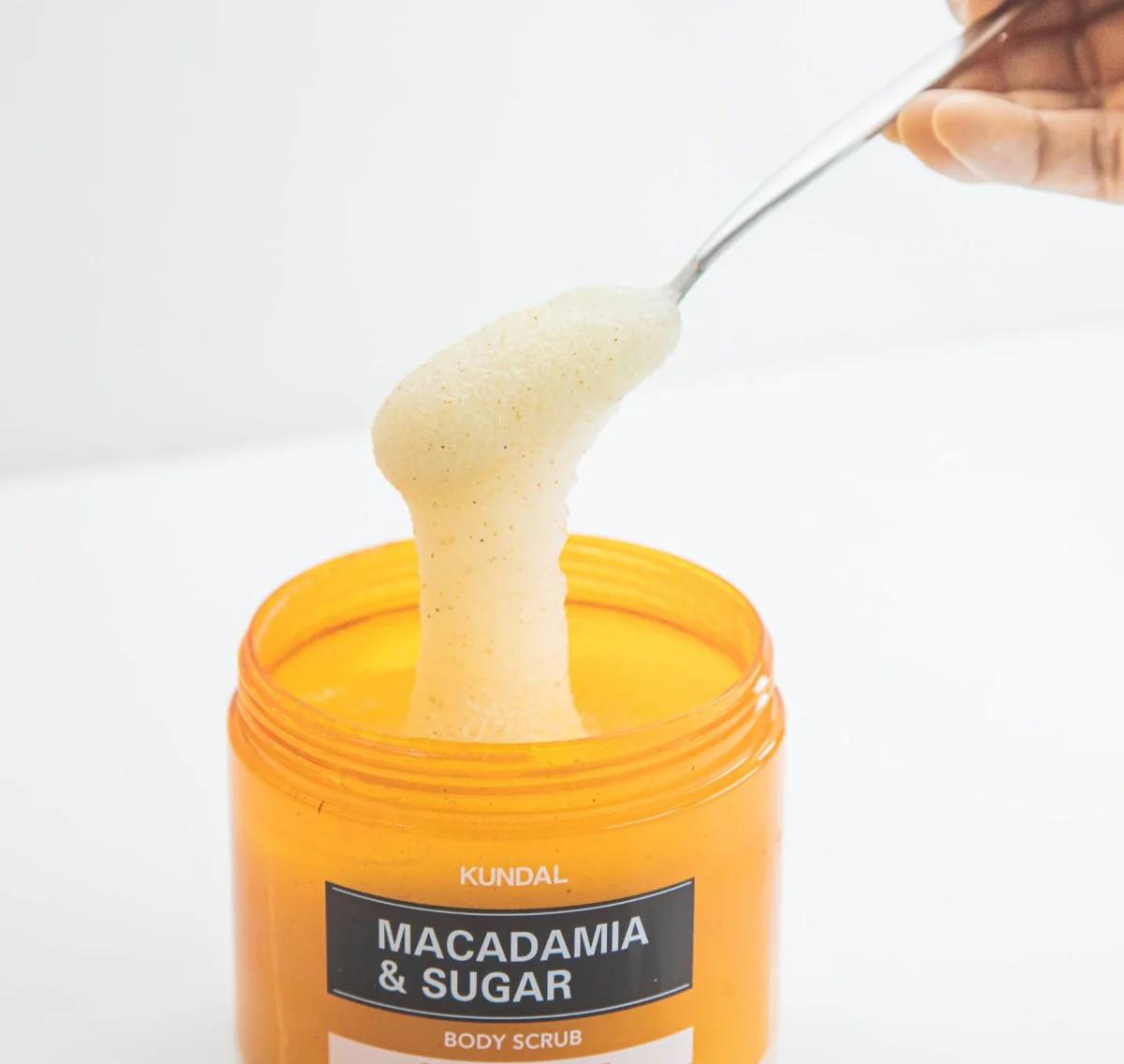 KUNDAL Macadamia & Sugar Body Scrub - 550g - Cherry Blossom